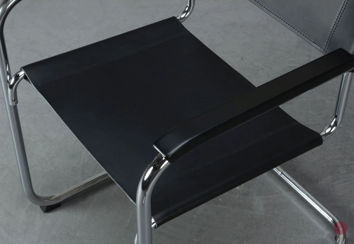 Thonet S34 Freischwinger mit neuem Kernleder in Schwarz Natur - gebraucht Thonet S34 Freischwinger mit neuem Kernleder in Schwarz Natur - gebraucht