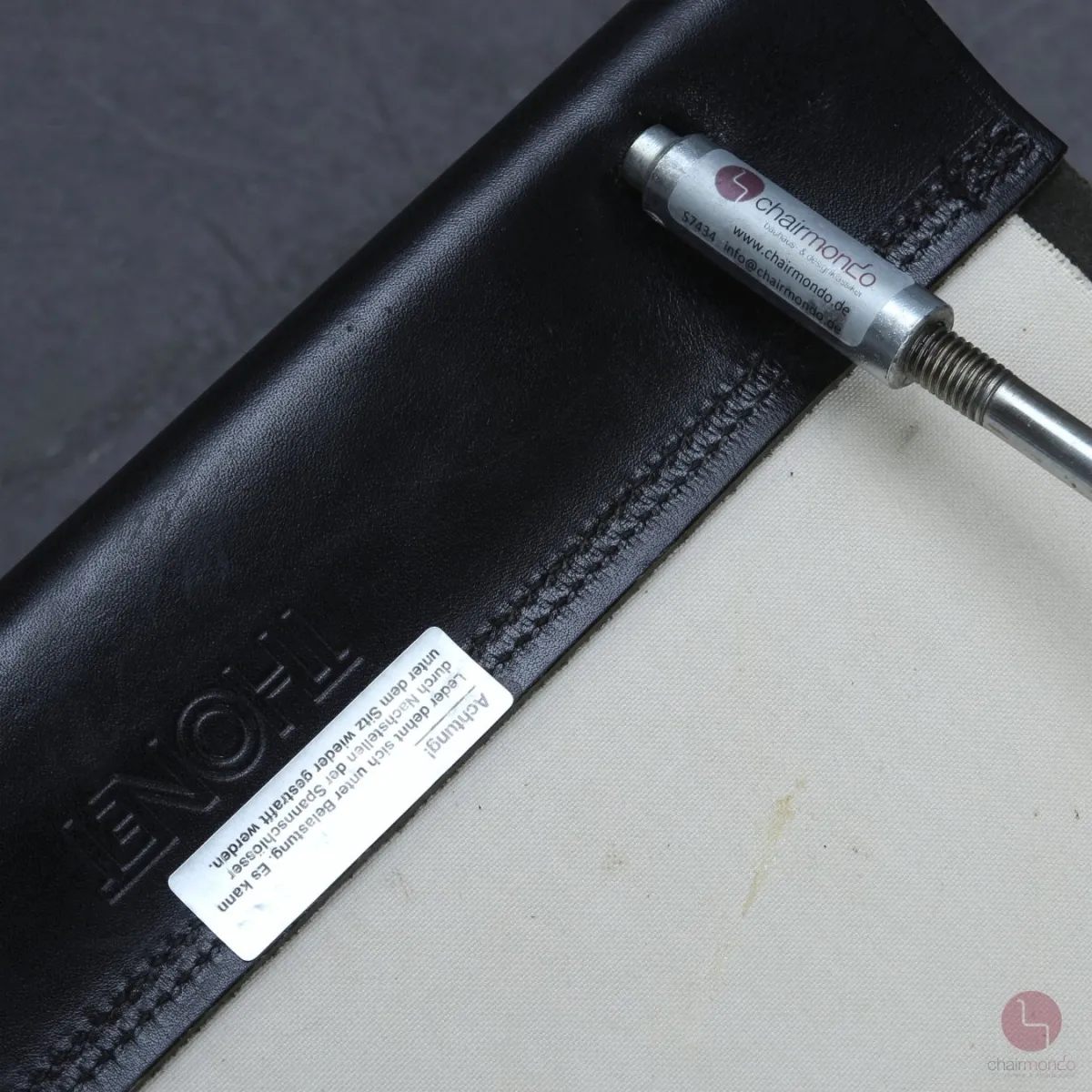Thonet S34 Freischwinger mit schwarzem Leder gebraucht