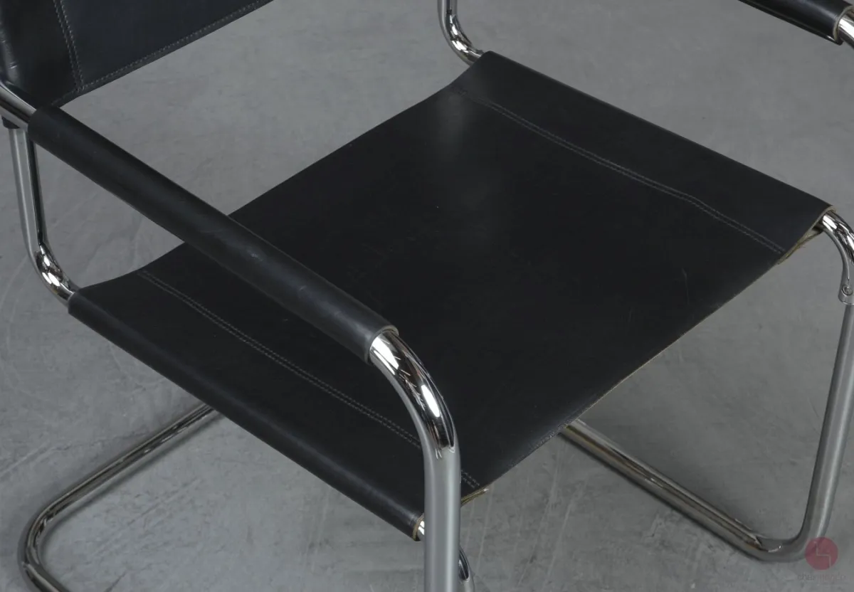 Thonet S34 Freischwinger mit schwarzem Leder gebraucht