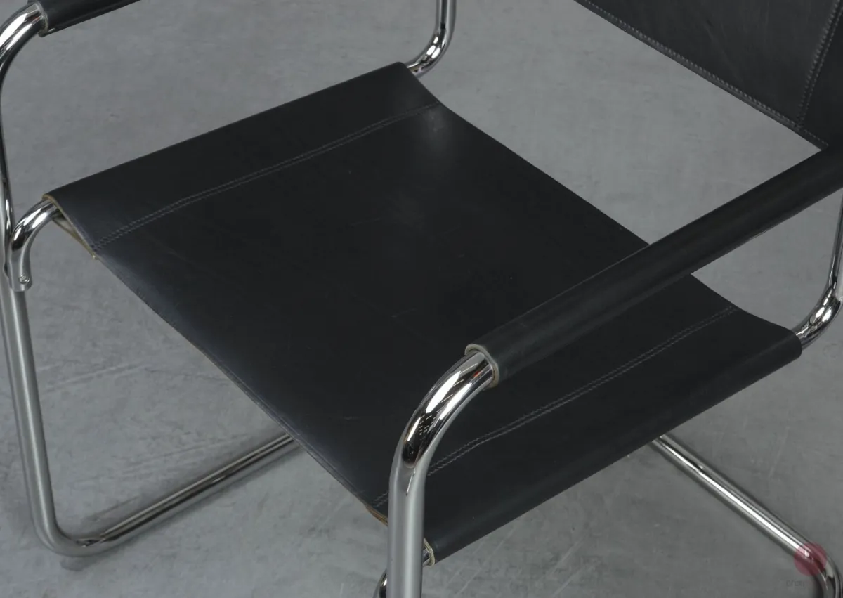 Thonet S34 Freischwinger mit schwarzem Leder gebraucht