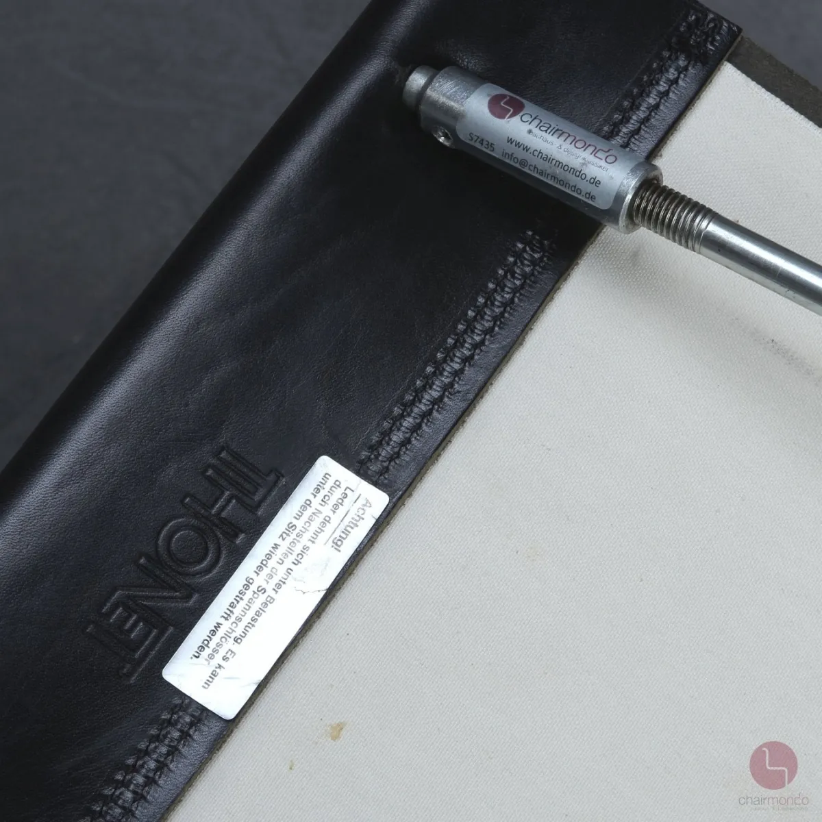 Thonet S34 Freischwinger mit schwarzem Leder gebraucht
