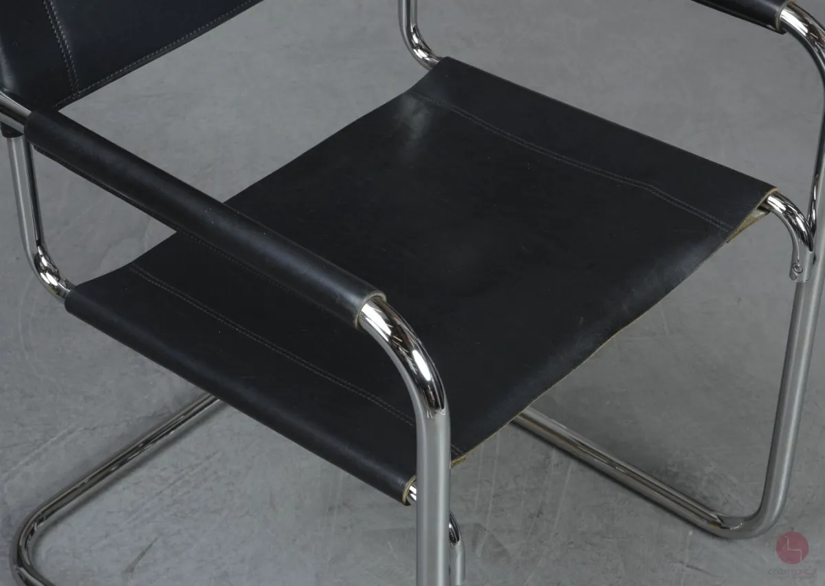 Thonet S34 Freischwinger mit schwarzem Leder gebraucht