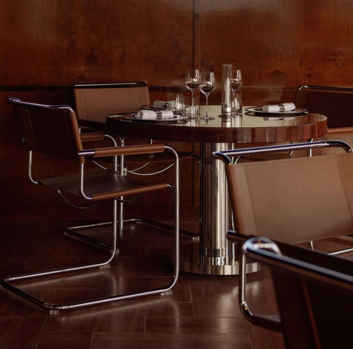 Thonet S34 Leder Braun Restaurant Interior