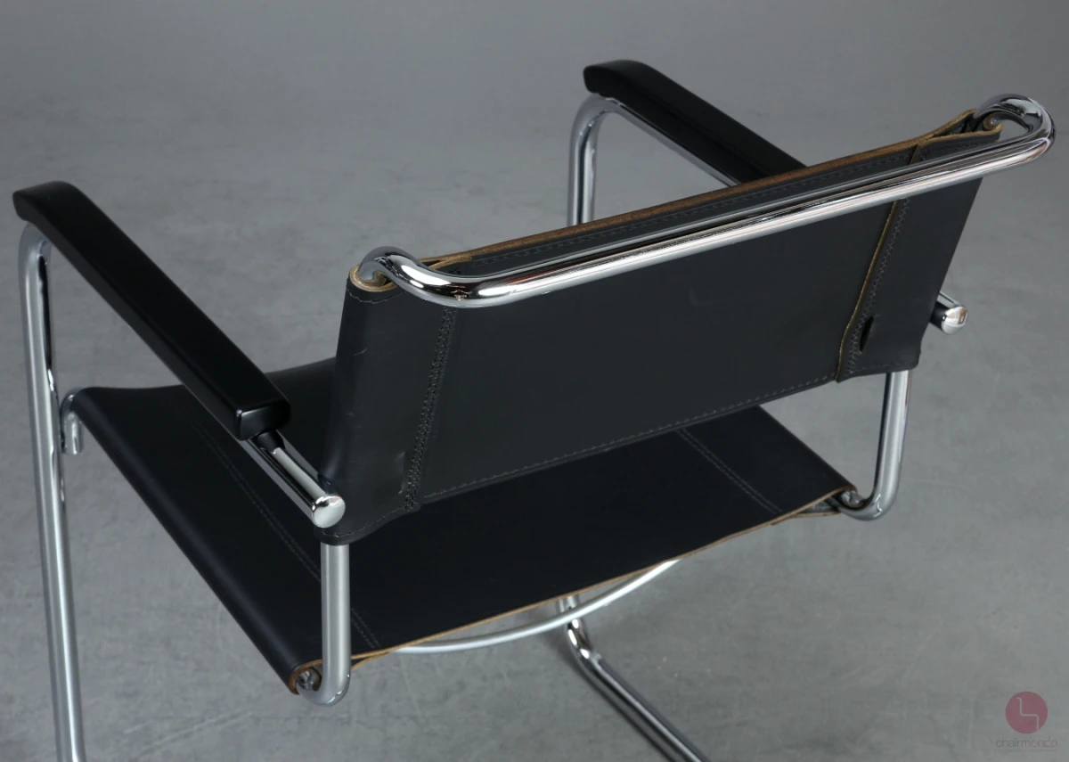 Thonet S34 Freischwinger mit schwarzem Leder um 2015 gebraucht