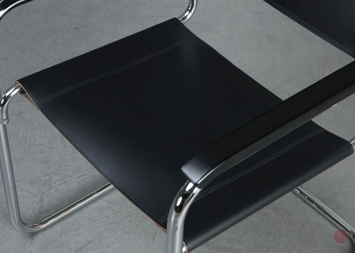 Thonet S34 Freischwinger mit schwarzem Leder um 2015 gebraucht