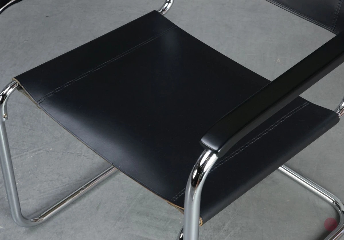 Thonet S34 Freischwinger mit schwarzem Leder um 2015 gebraucht
