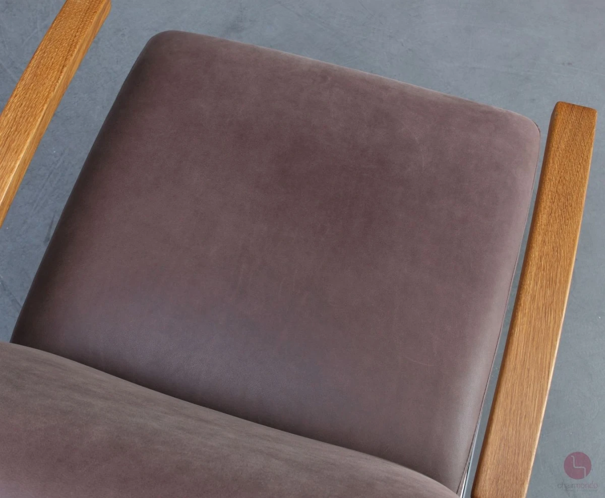 Thonet S411 Sessel mit Fußhocker mit braunem Nubuk Leder und Eiche Armlehnen gebraucht