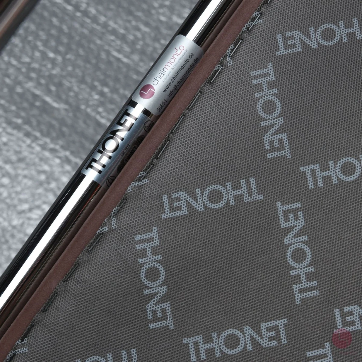 Thonet S411 Sessel mit Fußhocker mit braunem Nubuk Leder und Eiche Armlehnen gebraucht