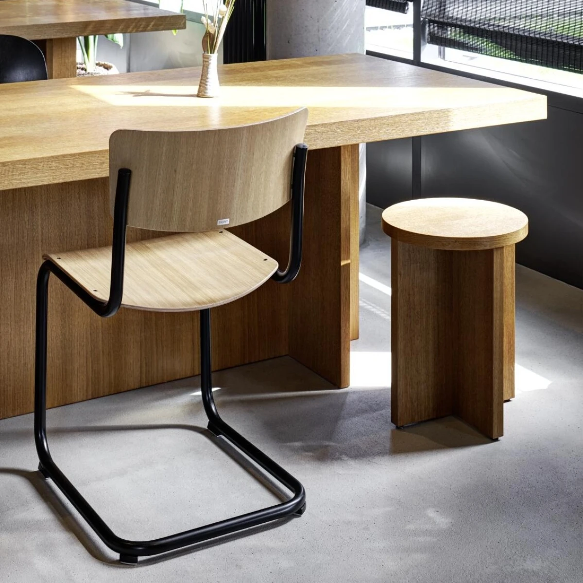 Thonet S43 Sitzfläche Eiche klar lackiert Gestell tiefschwarz beschichtet Interieurbild Einzelstuhl