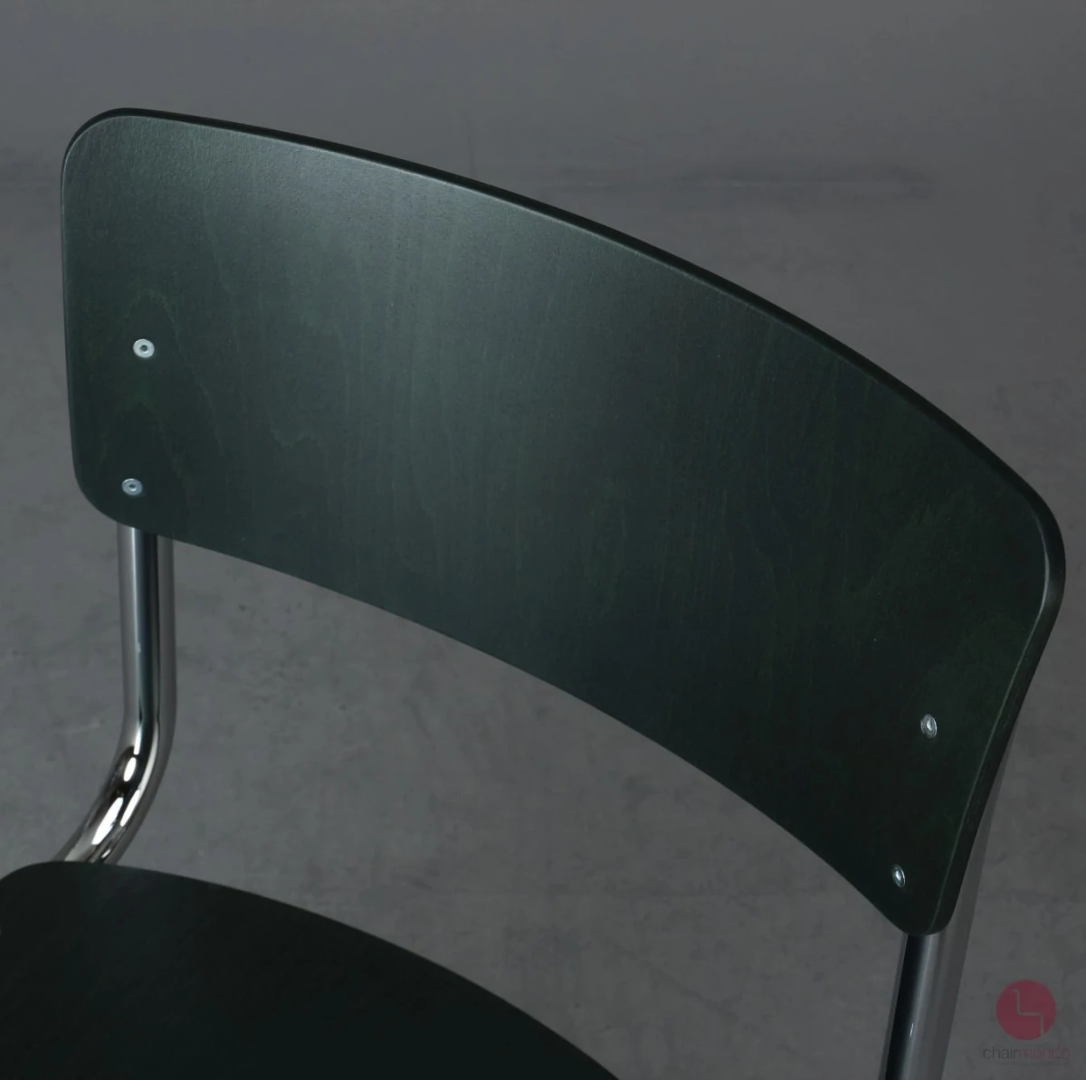 Thonet-S43-Freischwinger-Stuhl-in-Smaragdgrün-Sonderfarbe-bei-chairmondo-Detailansicht-Rückenlehne-frontal