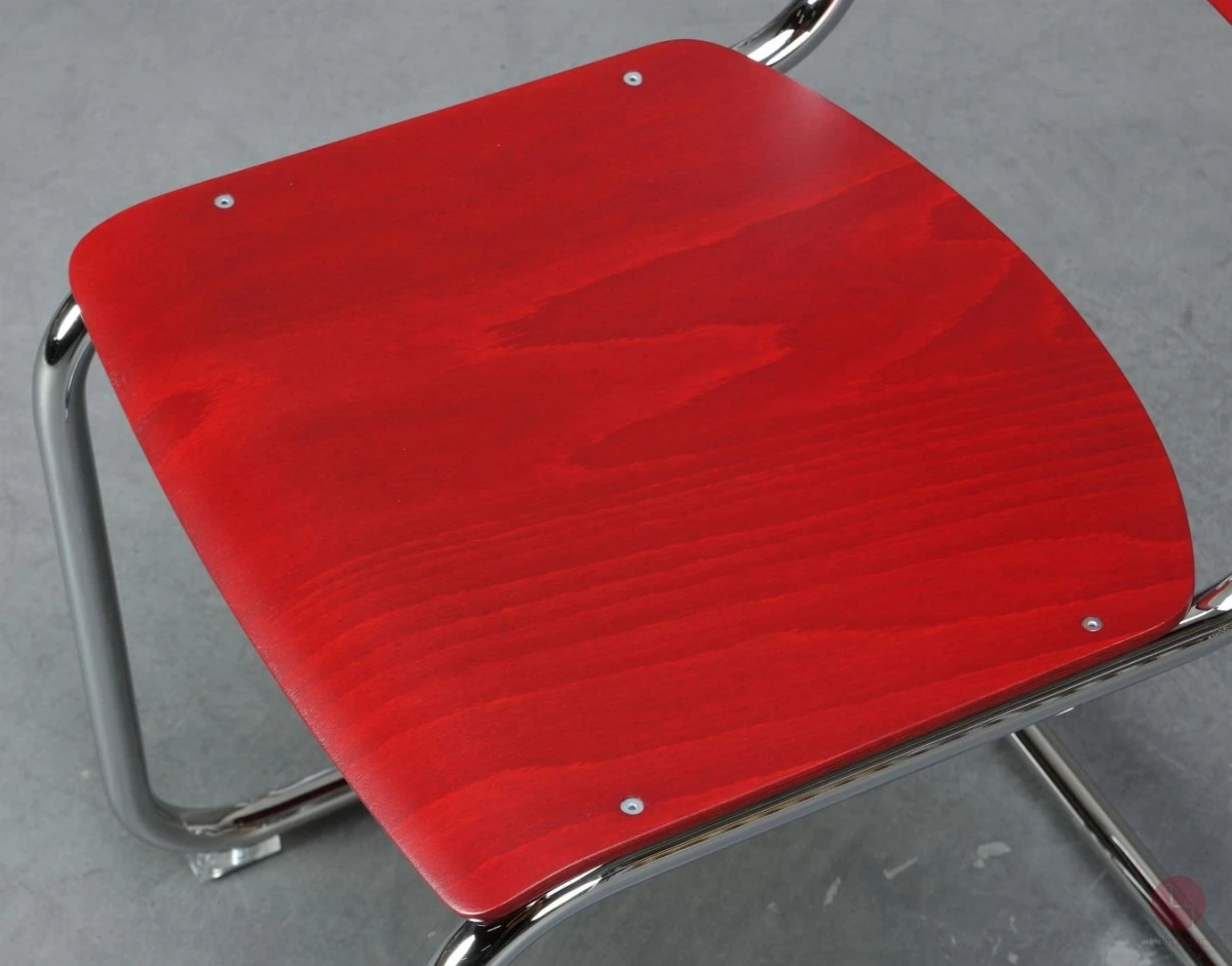 Thonet-S43-Freischwinger-Stuhl-in-Rot-Ralfarbe-bei-chairmondo-Sitzfläche Thonet-S43-Freischwinger-Stuhl-in-Rot-Ralfarbe-bei-chairmondo-Sitzfläche