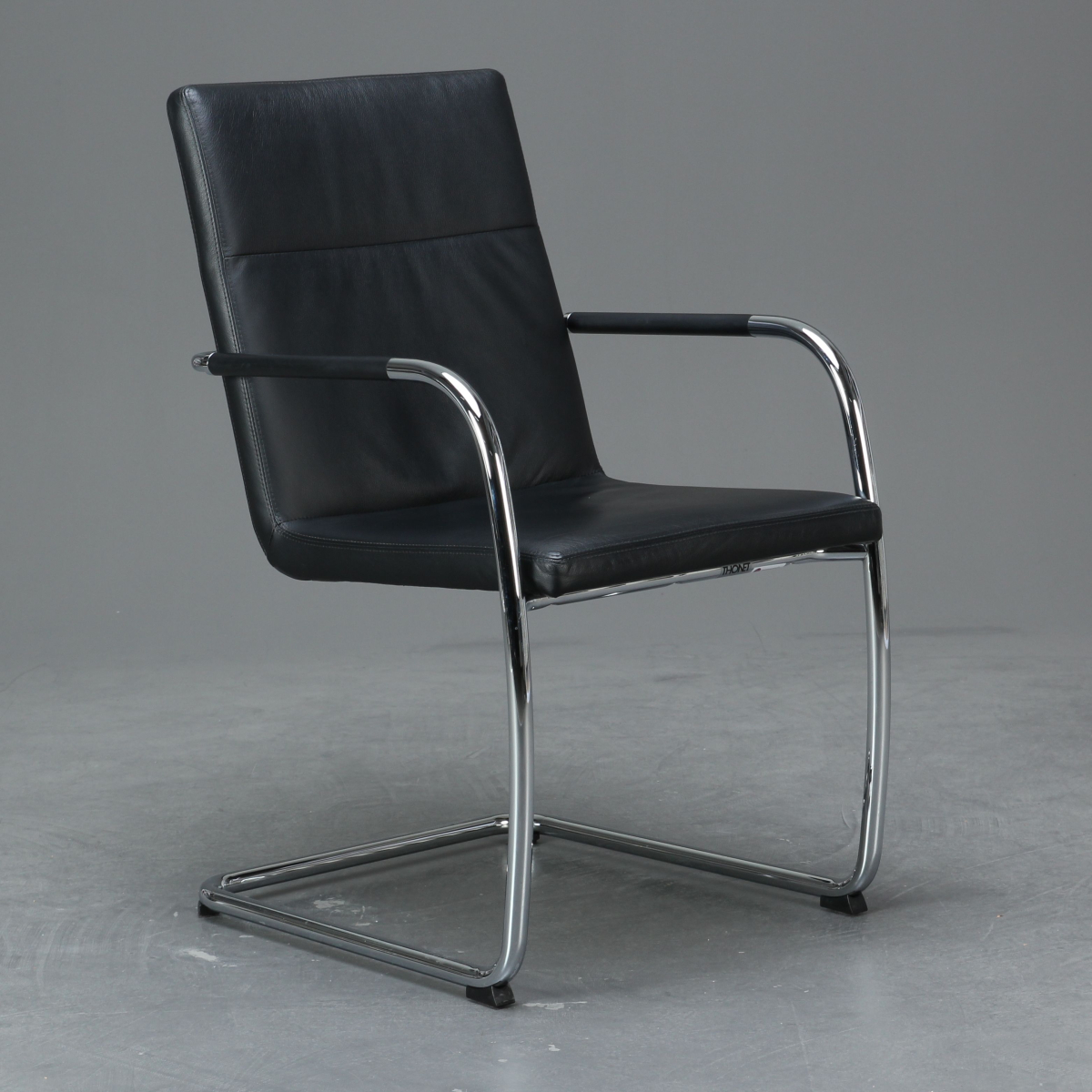 Thonet S61 V Leder Konferenzstuhl Bürostuhl Frontansicht