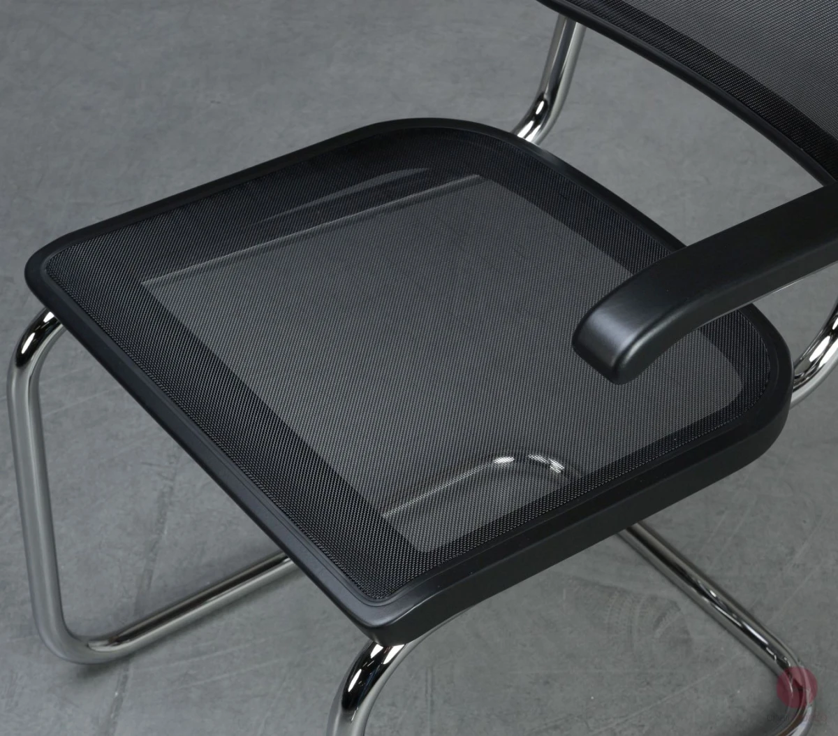 Thonet S64 N Freischwinger mit Netzgewebe Schwarz Gestell verchromt