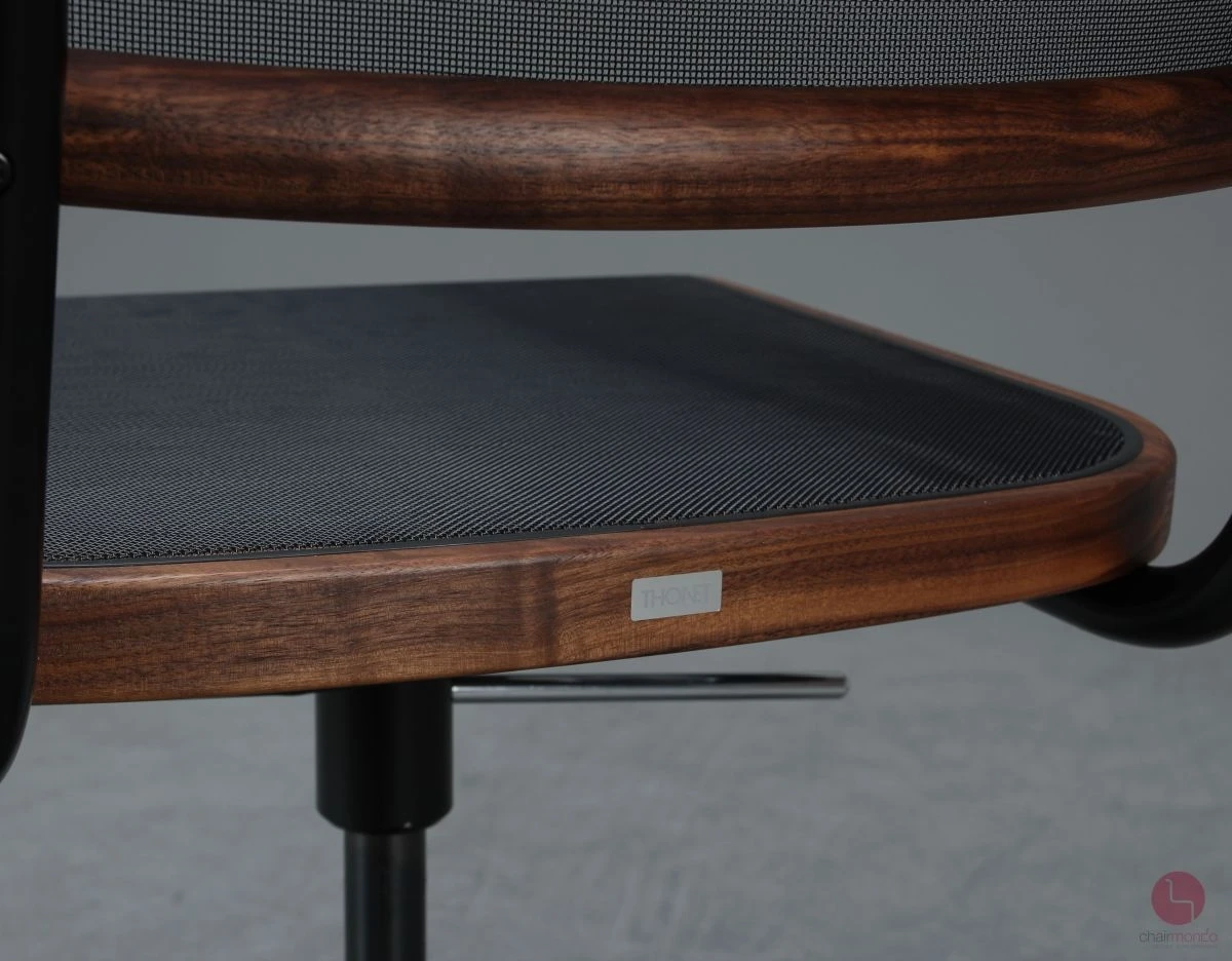 Thonet S64 NDR Atelier Pure Materials Nussbaum Schwarz Netzgewebe höhenverstellbar, neuwertig gebraucht Thonet S64 NDR Atelier Pure Materials Nussbaum Schwarz Netzgewebe höhenverstellbar, neuwertig gebraucht