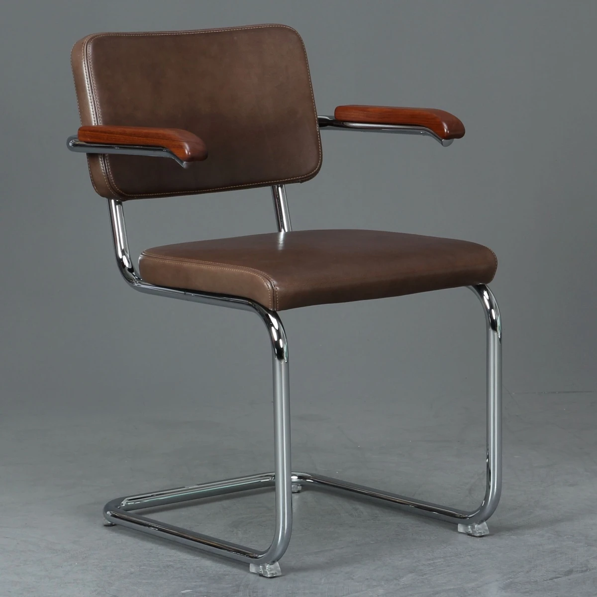 Thonet S64 PV Nappaleder Mittelbraun Armlehnen Nussbaum