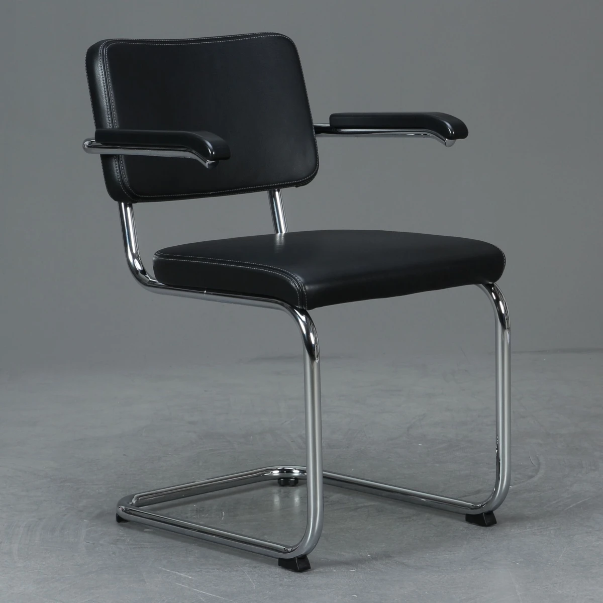 Thonet S64 PV Nappaleder Schwarz Armlehnen Schwarz