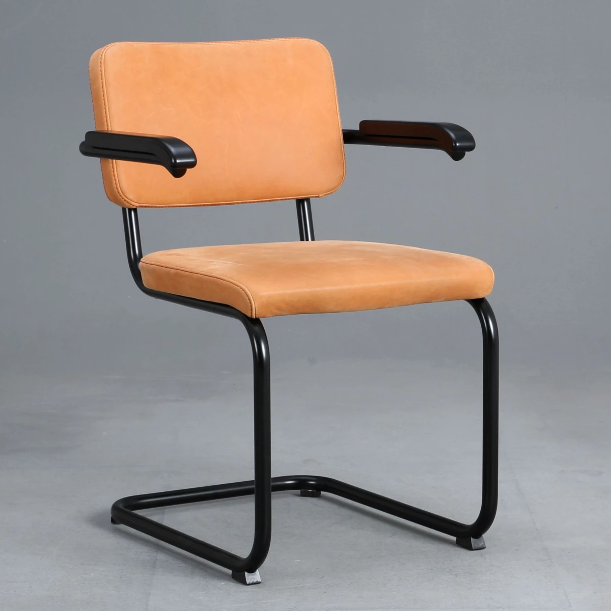 Thonet S64 PV Nubukleder Ocker, Garn Rot Gestell Schwarz