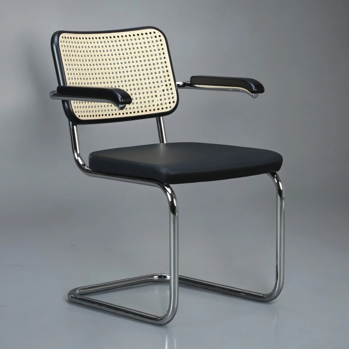 Thonet S64 SPV Stuhl mit Ledersitzfläche Thonet S64 SPV Stuhl mit Ledersitzfläche