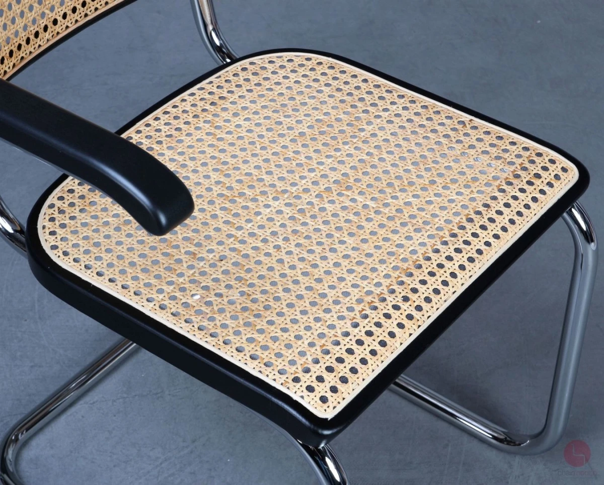 Thonet S64 V Freischwinger in Schwarz mit Patina und Stützgewebe gebraucht Thonet S64 V Freischwinger in Schwarz mit Patina und Stützgewebe gebraucht