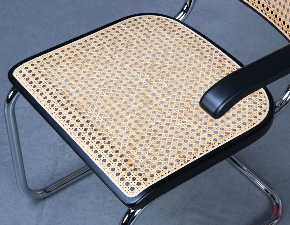 Thonet S64 V Freischwinger in Schwarz mit Patina und Stützgewebe gebraucht Thonet S64 V Freischwinger in Schwarz mit Patina und Stützgewebe gebraucht