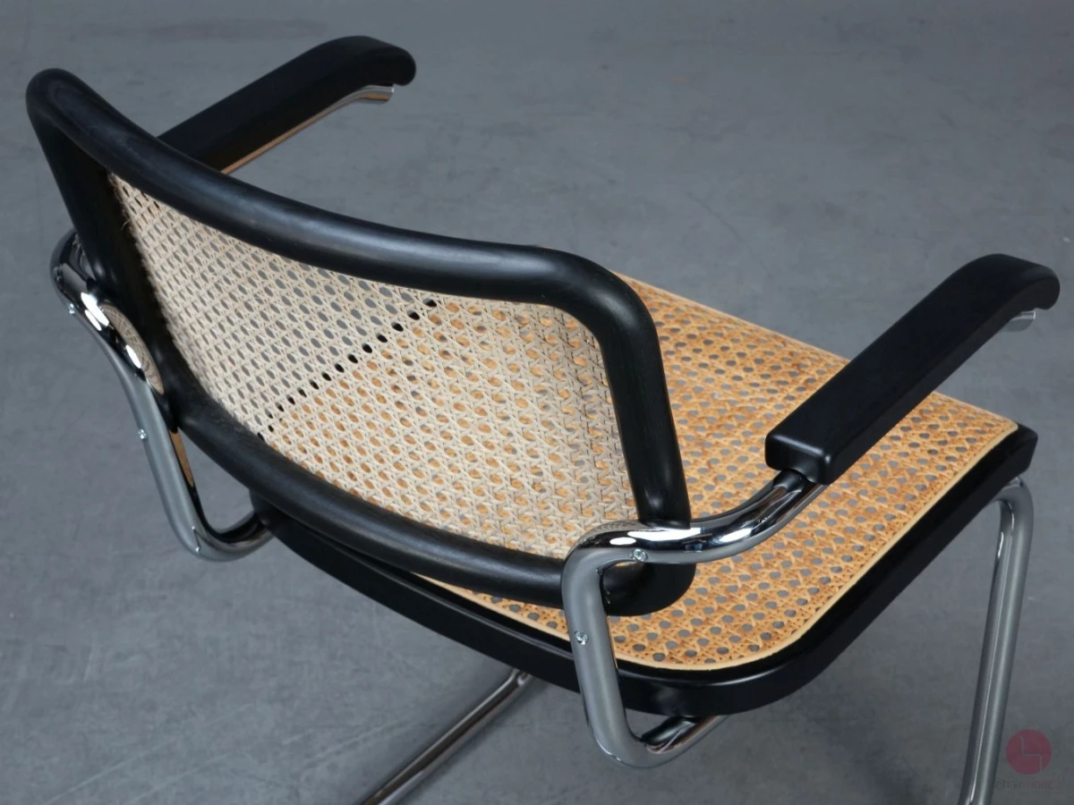 Thonet S64 V Freischwinger in Schwarz mit Patina und Stützgewebe gebraucht Thonet S64 V Freischwinger in Schwarz mit Patina und Stützgewebe gebraucht