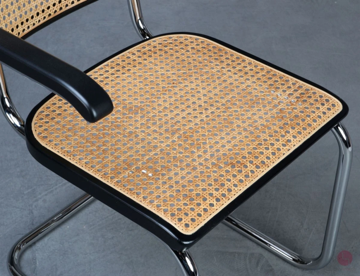 Thonet S64 V Freischwinger in Schwarz mit Patina und Stützgewebe gebraucht Thonet S64 V Freischwinger in Schwarz mit Patina und Stützgewebe gebraucht