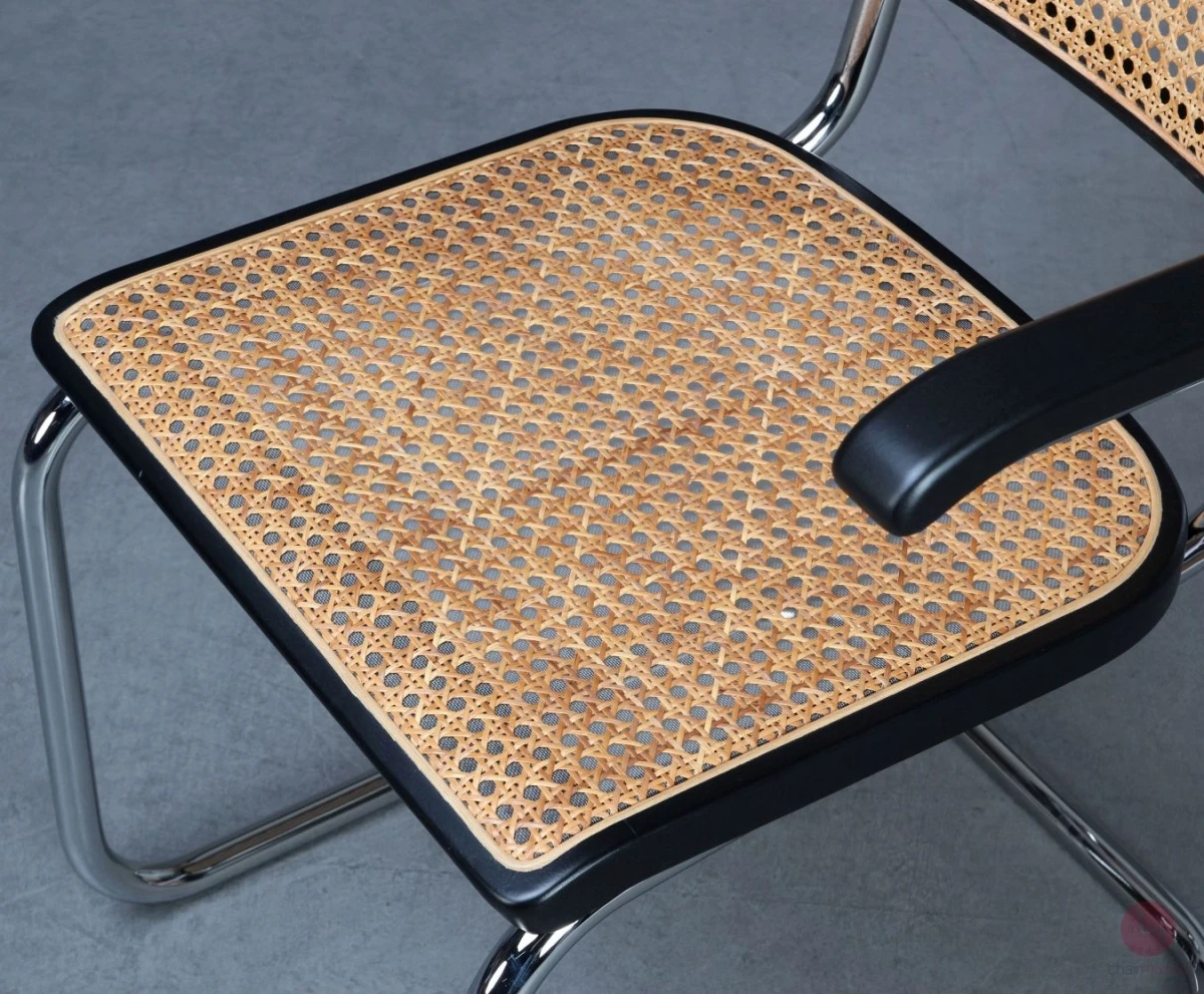 Thonet S64 V Freischwinger in Schwarz mit Patina und Stützgewebe gebraucht Thonet S64 V Freischwinger in Schwarz mit Patina und Stützgewebe gebraucht