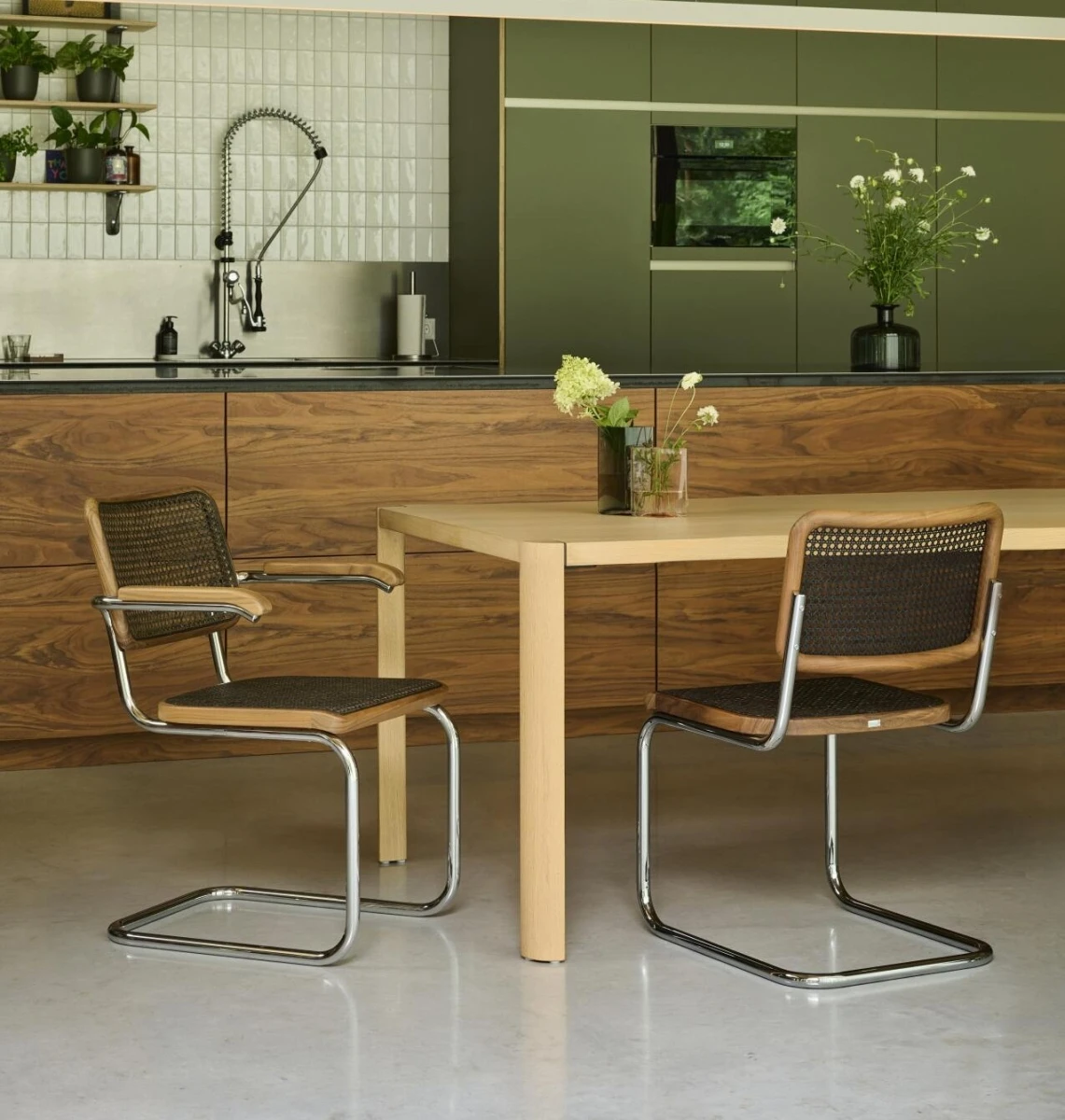 Thonet S64V Bauhaus Freischwinger Dark Melange Geflecht Interieur Bild