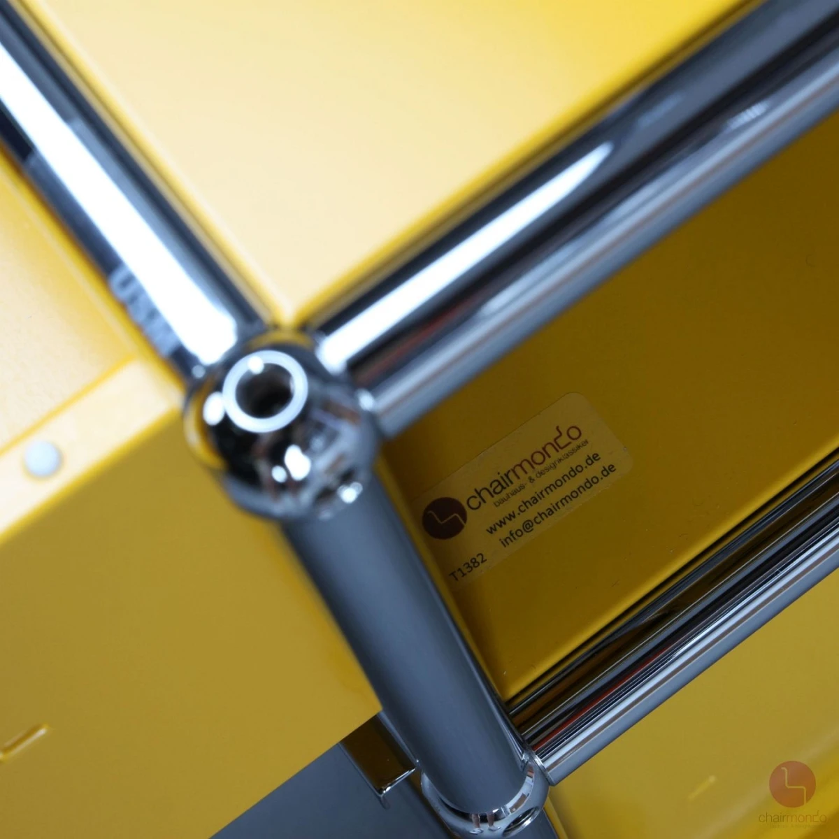 USM Haller Rollcontainer Gelb mit zwei Schubladen