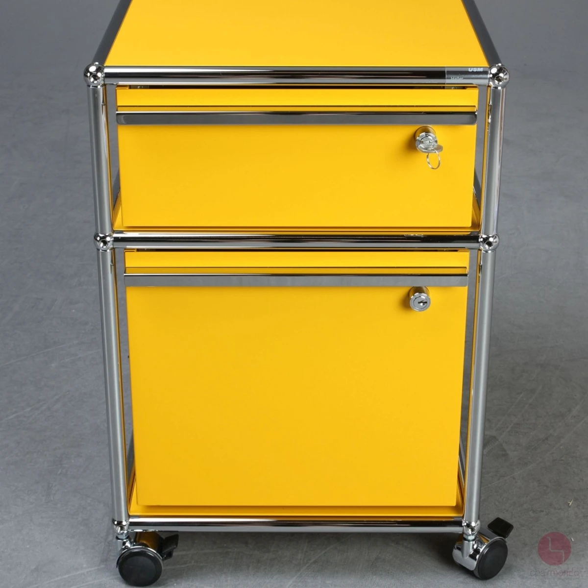 USM Haller Rollcontainer Gelb mit zwei Schubladen