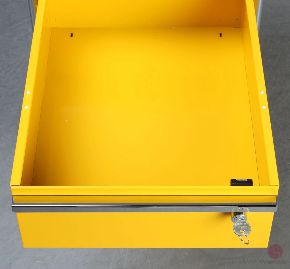 USM Haller Rollcontainer Gelb mit zwei Schubladen