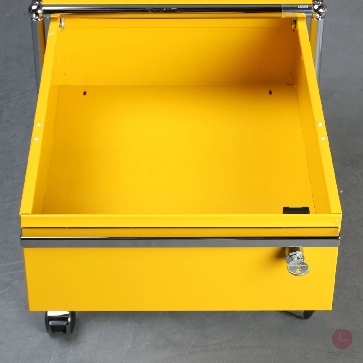 USM Haller Rollcontainer Gelb mit zwei Schubladen