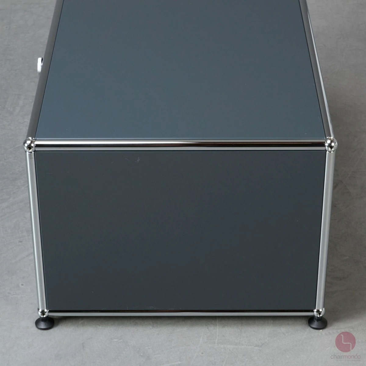 USM Haller Lowboard Box in Anthrazit mit Klapptür gebraucht