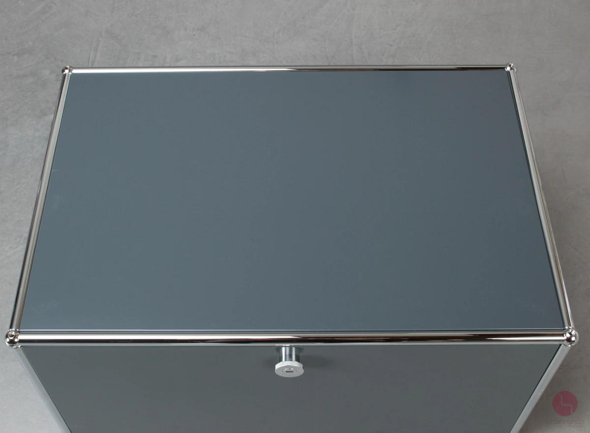 USM Haller Lowboard Box in Anthrazit mit Klapptür gebraucht