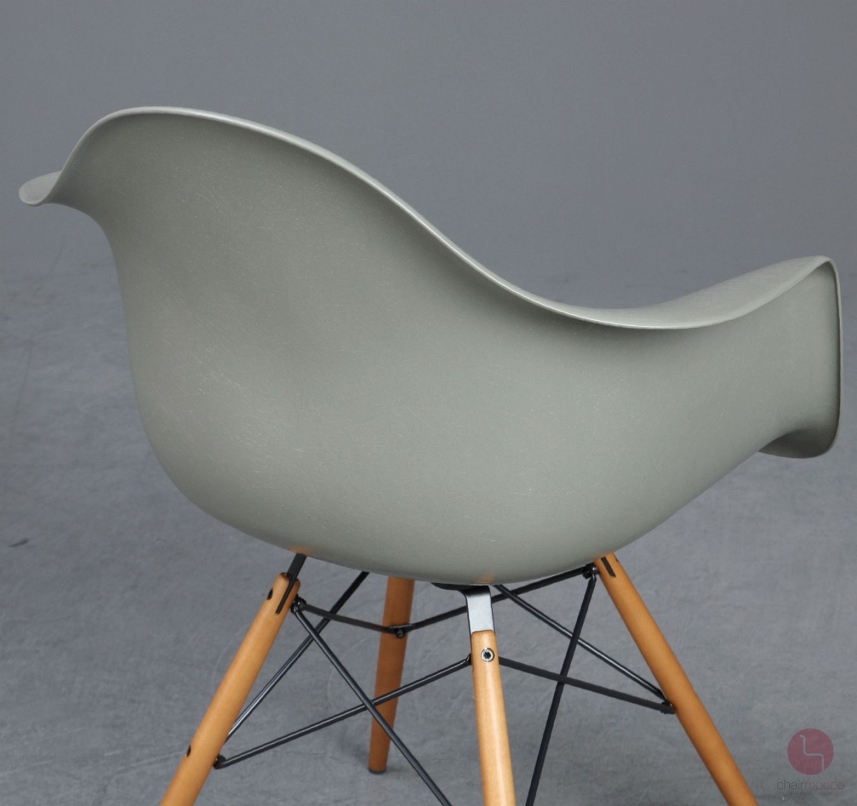 Vitra DAW Fiberglas Armchair in grau grün Raw Umber gebraucht