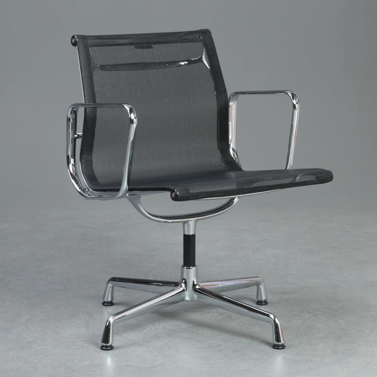 Vitra EA 108 Aluminium Chair Netz Schwarz gebraucht
