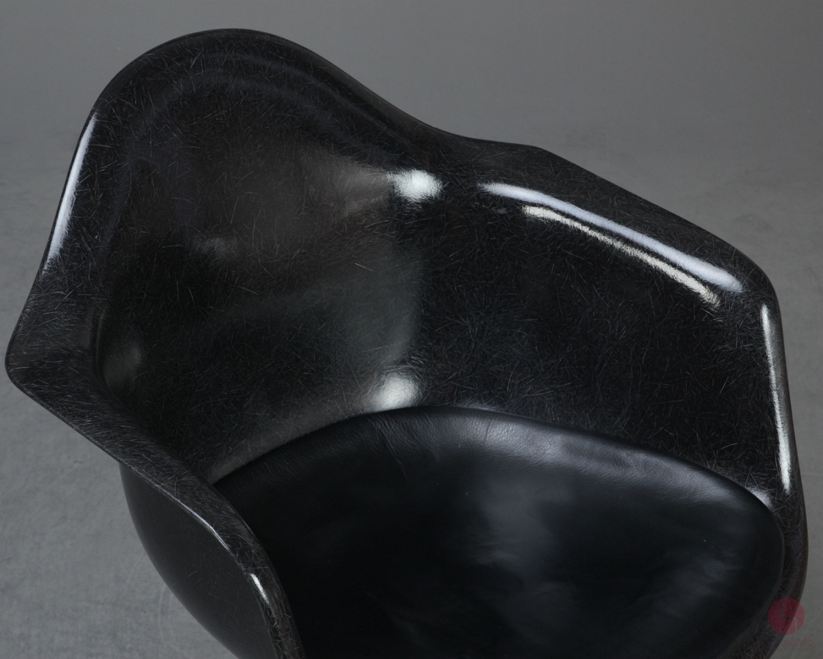 Herman Miller Eames Armchair mit schwarzer Fiberglas und Drehgestell gebraucht