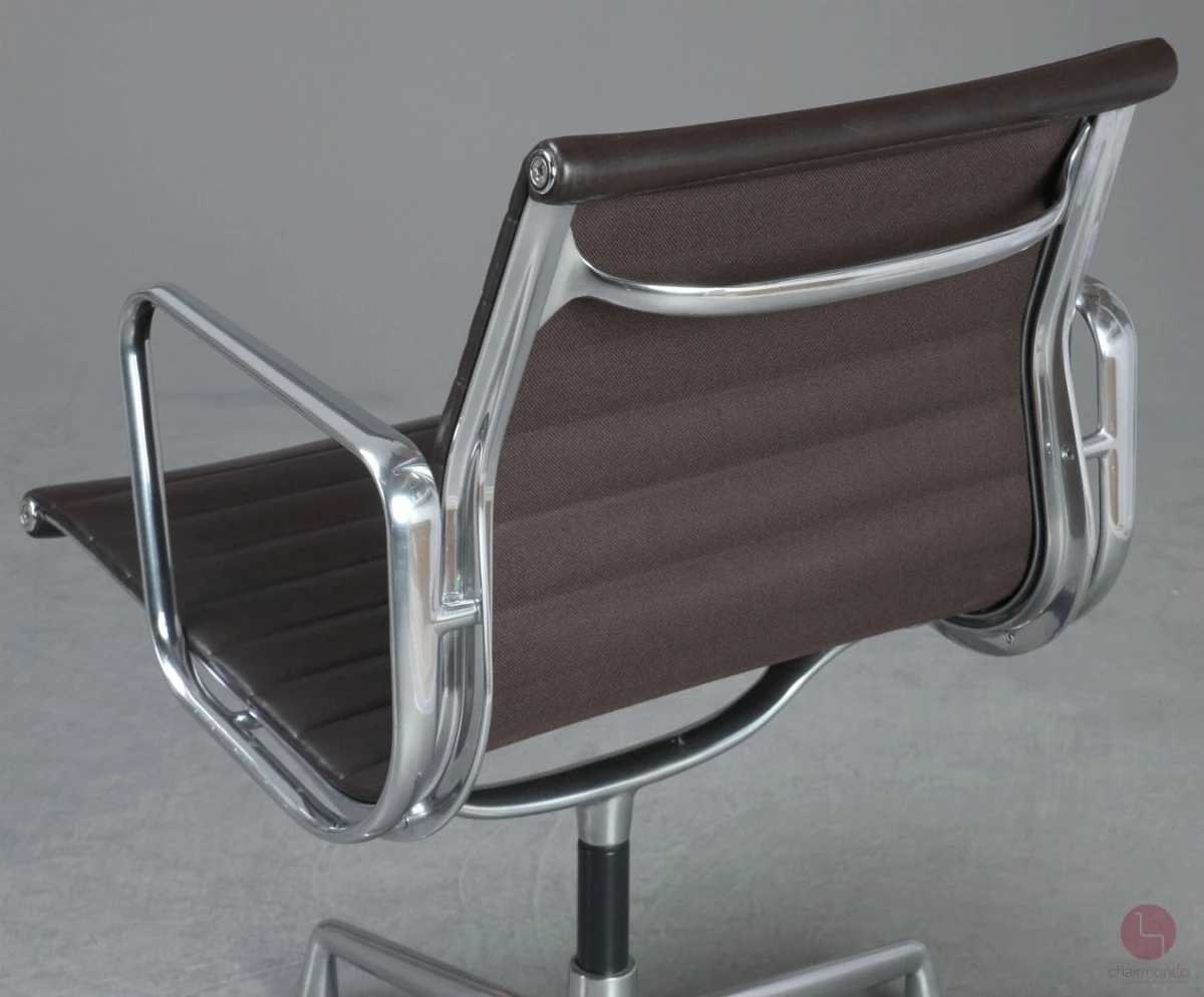Vitra EA 108 Aluminium Chair Leder Braun gebraucht Vitra EA 108 Aluminium Chair Leder Braun gebraucht