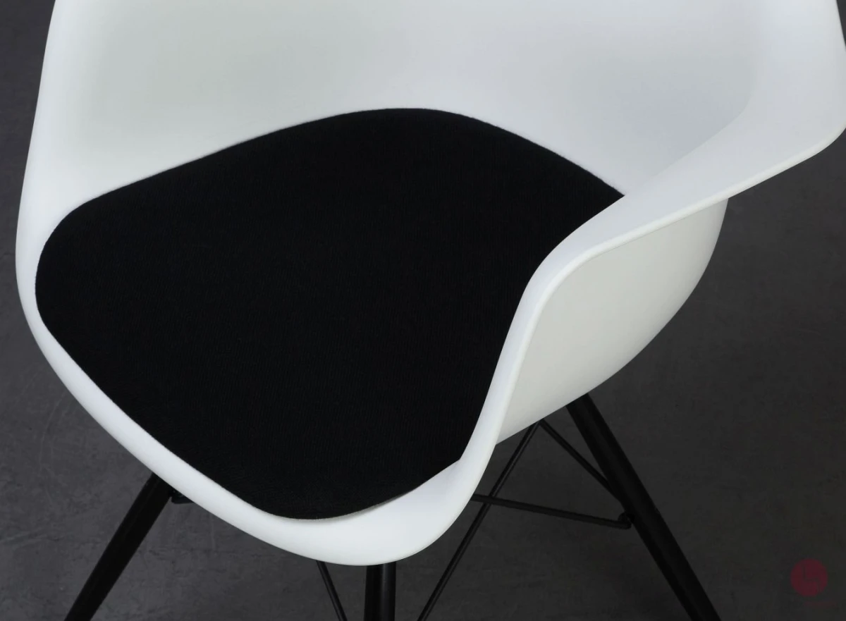 Vitra Eames Plastic Armchair in Weiß mit schwarzem Sitzpolster gebraucht