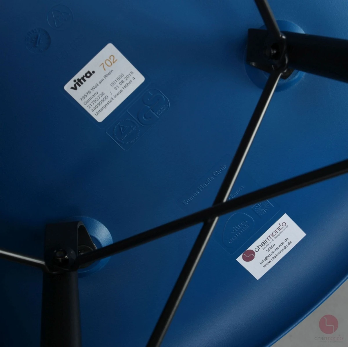 Vitra Side Chair DSW in Blau mit schwarzem Ahorn Gestell gebraucht