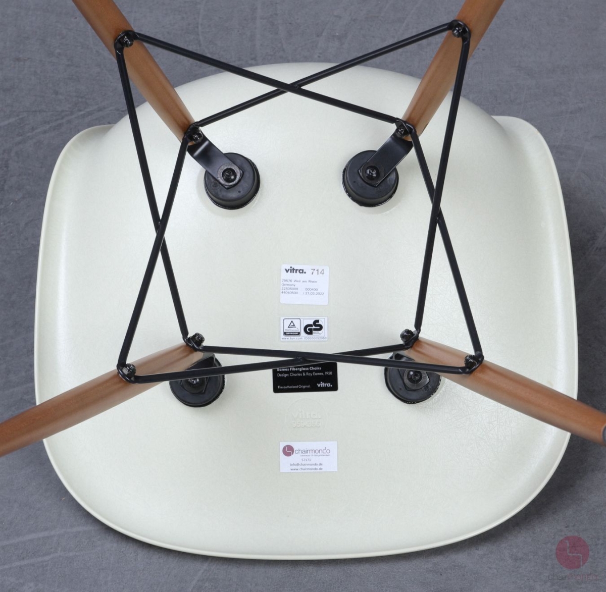 Vitra Fiberglas DSW Side Chair in Parchment beige mit Holz Gestell gebraucht