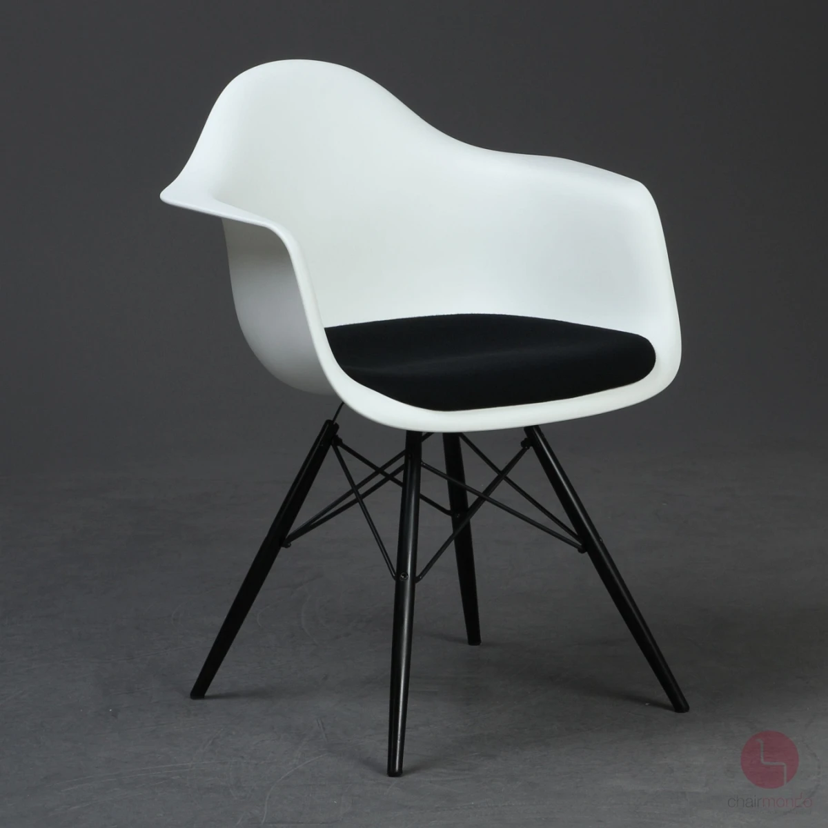 Vitra Eames Plastic Armchair in Weiß mit schwarzem Sitzpolster gebraucht
