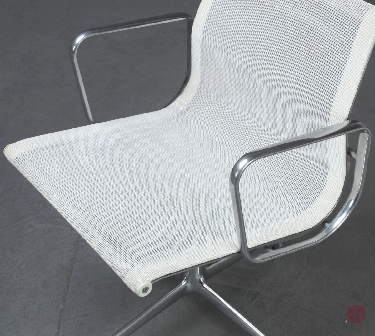 Vitra EA 108 Aluminium Chair mit weißem Netz gebraucht Vitra EA 108 Aluminium Chair mit weißem Netz gebraucht