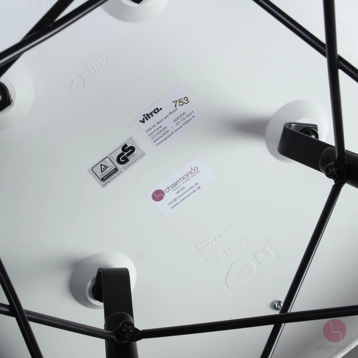 Vitra Eames Plastic Armchair in Weiß mit schwarzem Sitzpolster gebraucht