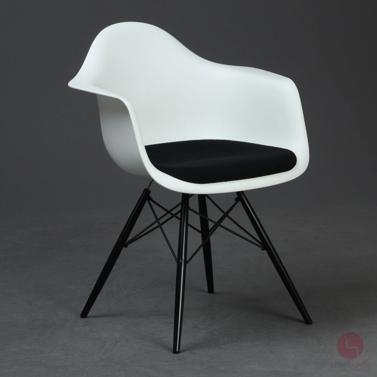 Vitra Eames Plastic Armchair in Weiß mit schwarzem Sitzpolster gebraucht