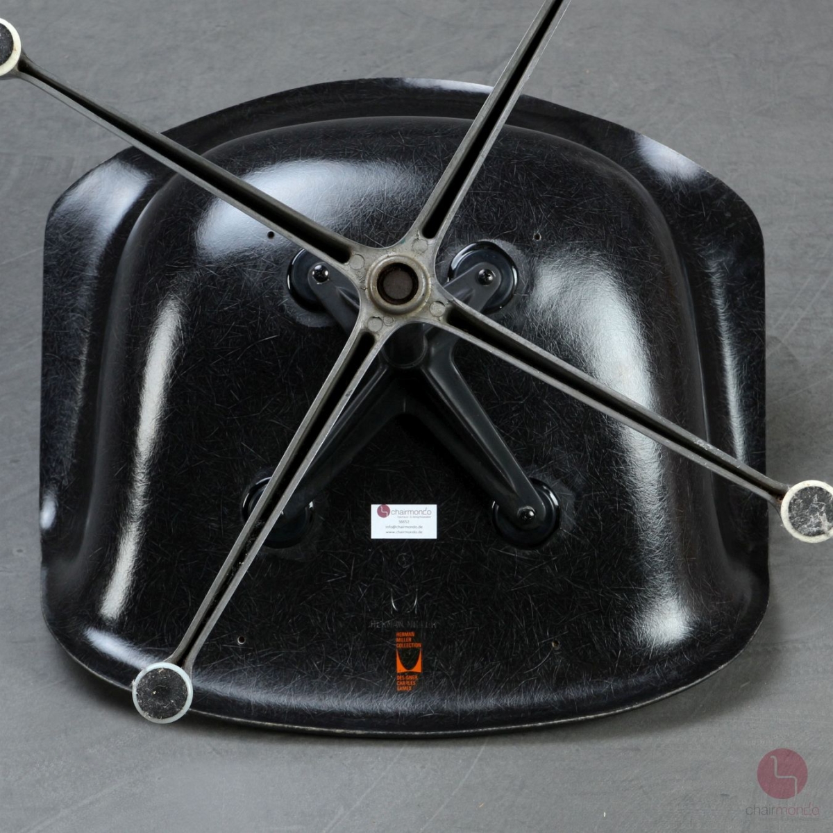 Herman Miller Eames Armchair mit schwarzer Fiberglas und Drehgestell gebraucht Detailansicht Unterseite Sitzschale