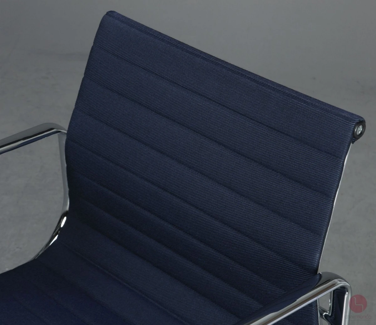 Alu Chair mit blauem Track Stoff verchromt Alu Chair mit blauem Track Stoff verchromt