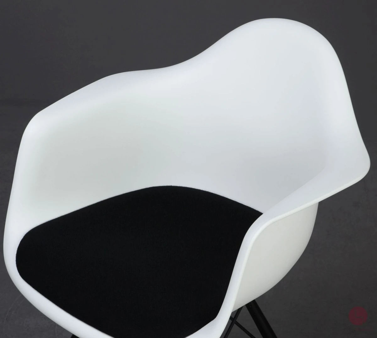 Vitra Eames Plastic Armchair in Weiß mit schwarzem Sitzpolster gebraucht