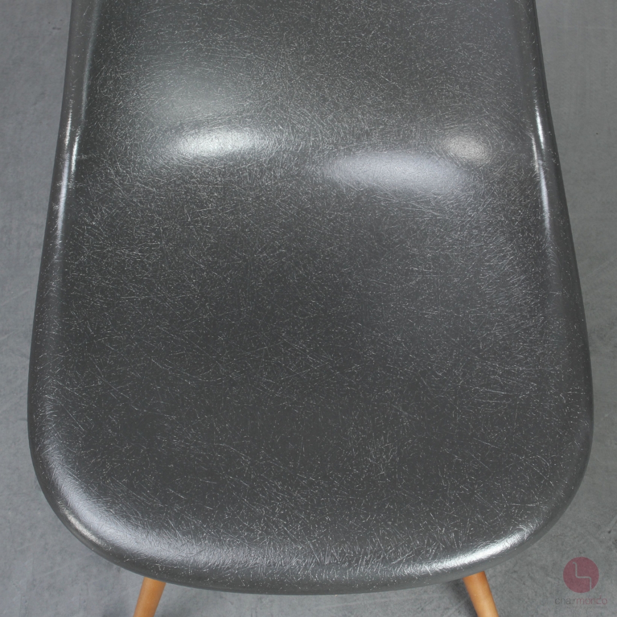 Vitra Fiberglas Side Chair in Elephant Grey mit Ahorn Gestell gebraucht