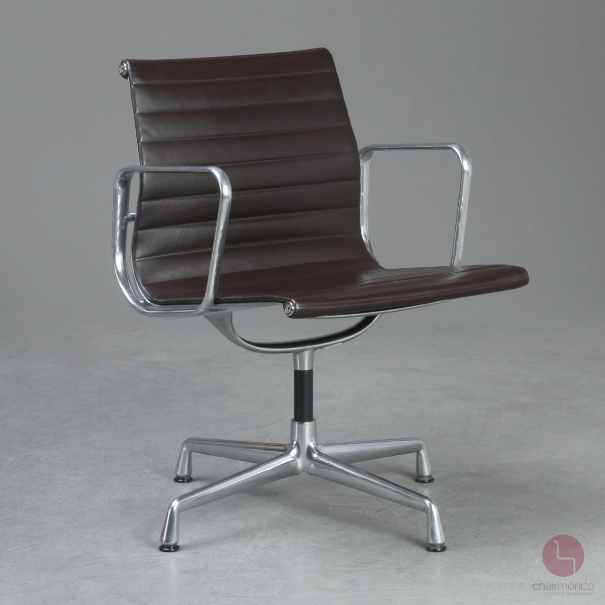 Vitra EA 108 Aluminium Chair Leder Braun gebraucht Vitra EA 108 Aluminium Chair Leder Braun gebraucht